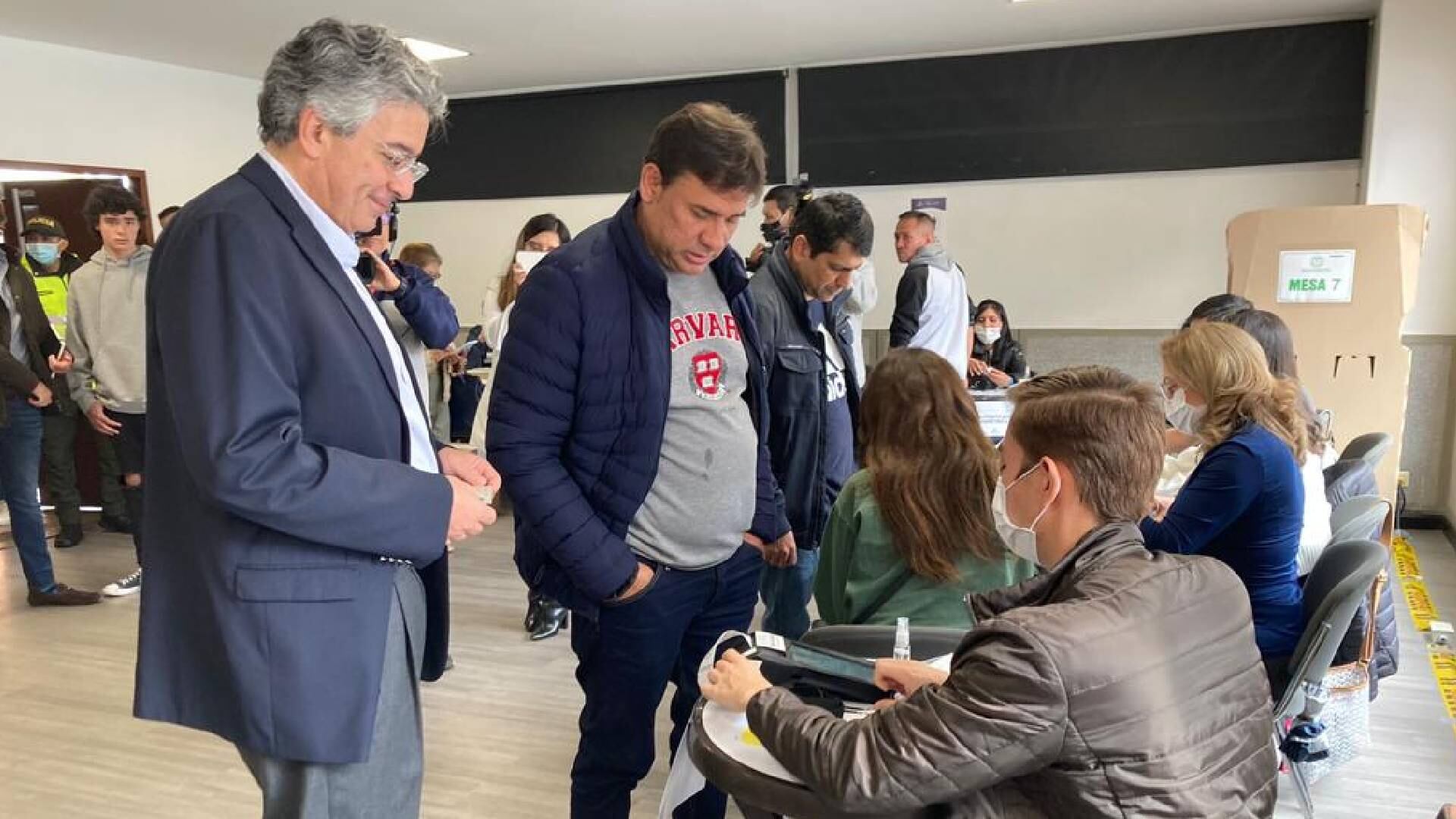 Enrique Gómez votó en compañía de su fórmula vicepresidencial y su familia.