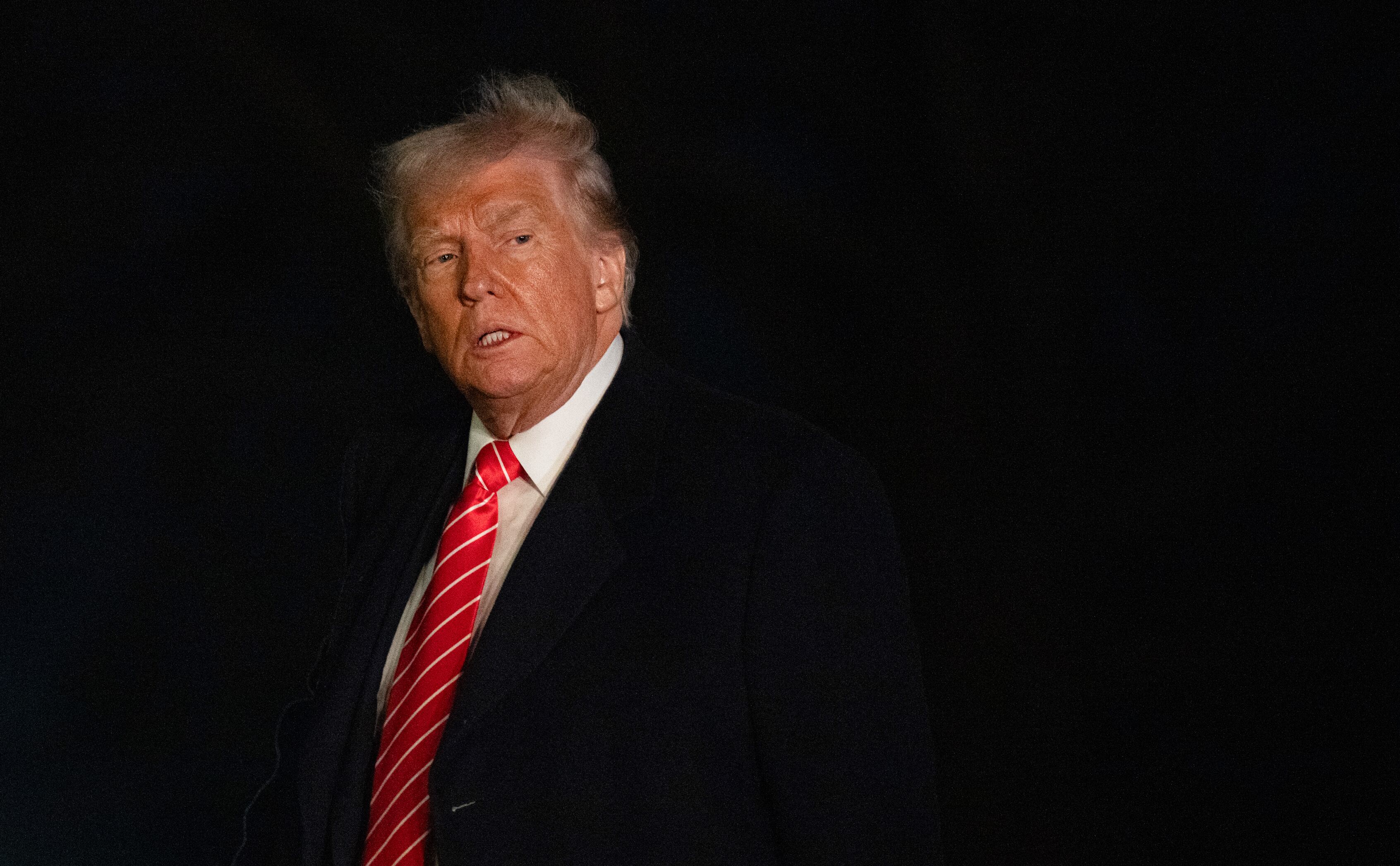 Donald Trump, sostuvo que la medida empezará a regir a partir del 2 de abril en sus transacciones comerciales con Estados Unidos. Foto AFP / El País.