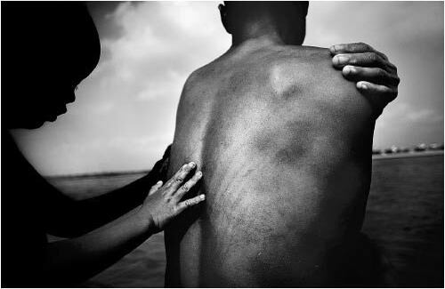 Justin Maxon, USA, Aurora Photos. Mui, una mujer portadora de VIH y su hijo se bañan en el Río Rojo, Hanoi, Vietnam. 