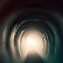 Ilustración del túnel que representa el paso de la vida a la muerte.