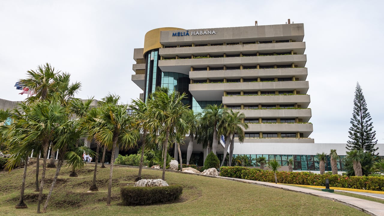 El Meliá Cohiba es un hotel de lujo de gran altura y categoría de 5 estrellas, situado en el barrio del Vedado.