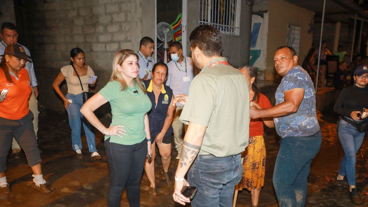 Alcaldesa de Santa Marta, Virna Johnson, en uno de los barrios afectados por el desbordamiento del río Manzanares.
