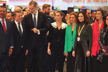 El presidente de Castilla-La Mancha, Emiliano García-Page, en compañía del Rey Felipe VI y la Reina Letizia, y demás personalidades de España en la Inauguración de Fitur 2023.