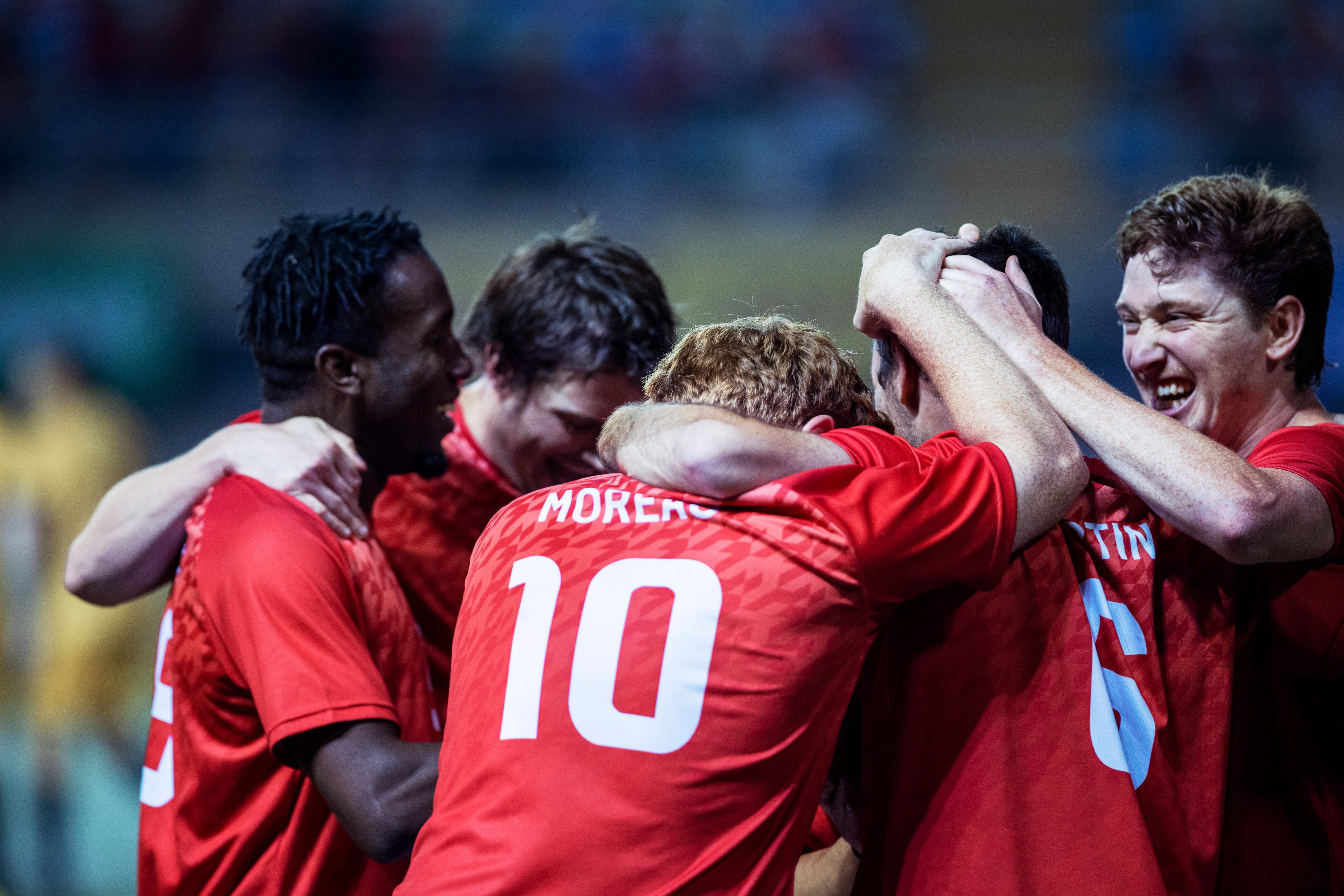 Abrazar o darle la mano a un compañero en específico puede llegar a ser considerado como un movimiento de buena suerte.