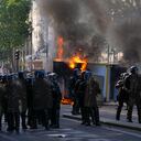 Agentes de la policía antidisturbios se paran durante una protesta en París, Francia, el martes 6 de junio de 2023.