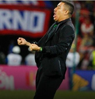 Gestos de Efraín Juárez provocan a la hinchada del ´Poderoso´ que respondió con violencia.