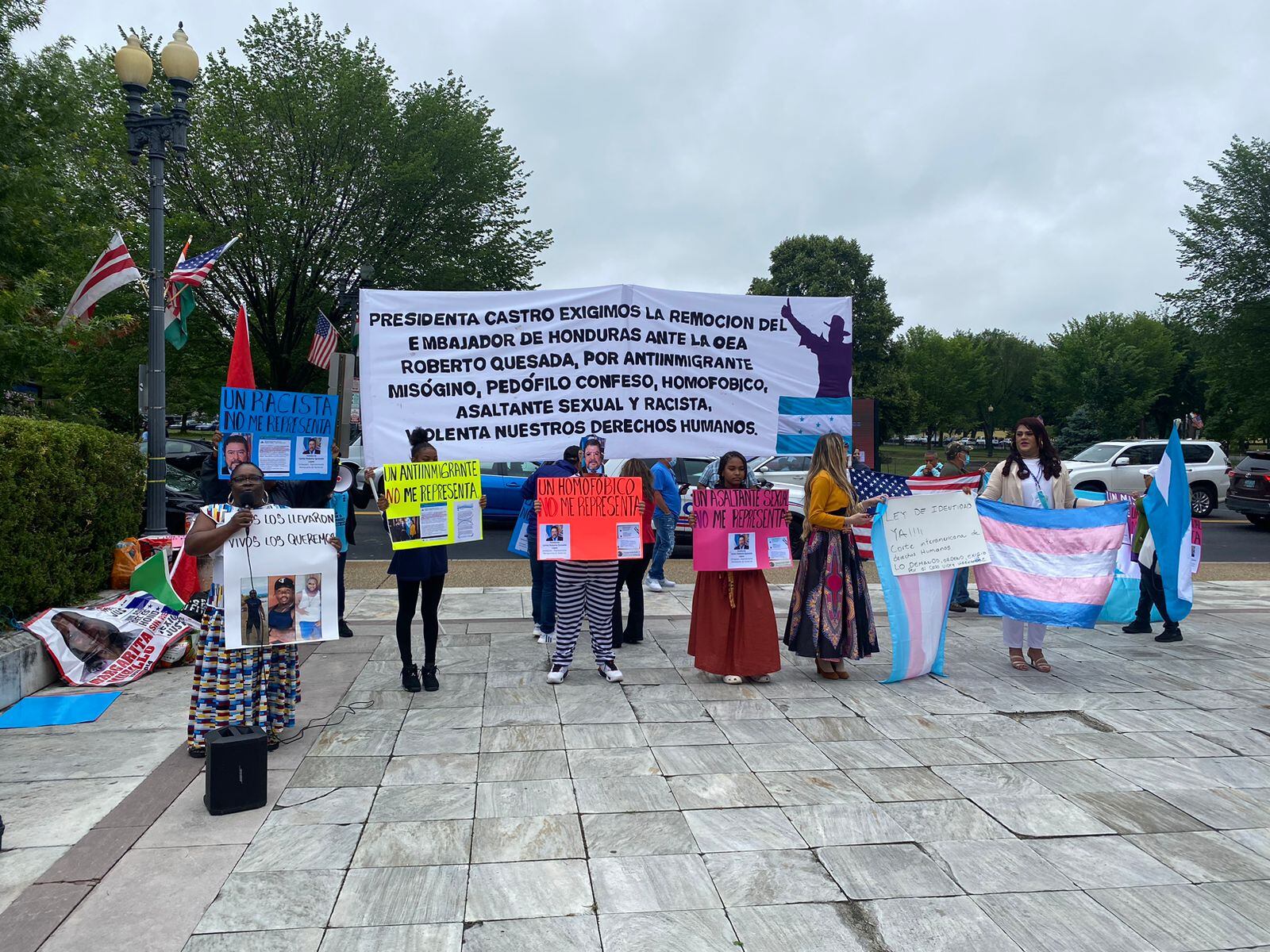 Algunos manifestantes se ubican fuera de la Sede de la Asamblea General de la OEA