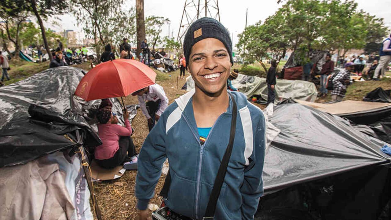 Ante la ingente llegada de migrantes venezolanos, ciudades como Cúcuta, Bucaramanga y Bogotá han respondido con refugios, jornadas de ayuda y permisos temporales.