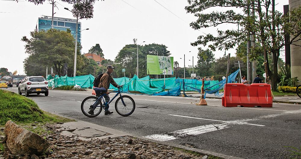   Este ciclista arriesga su vida para atravesar la vía. Ya llevan tres años construyendo un puente peatonal.