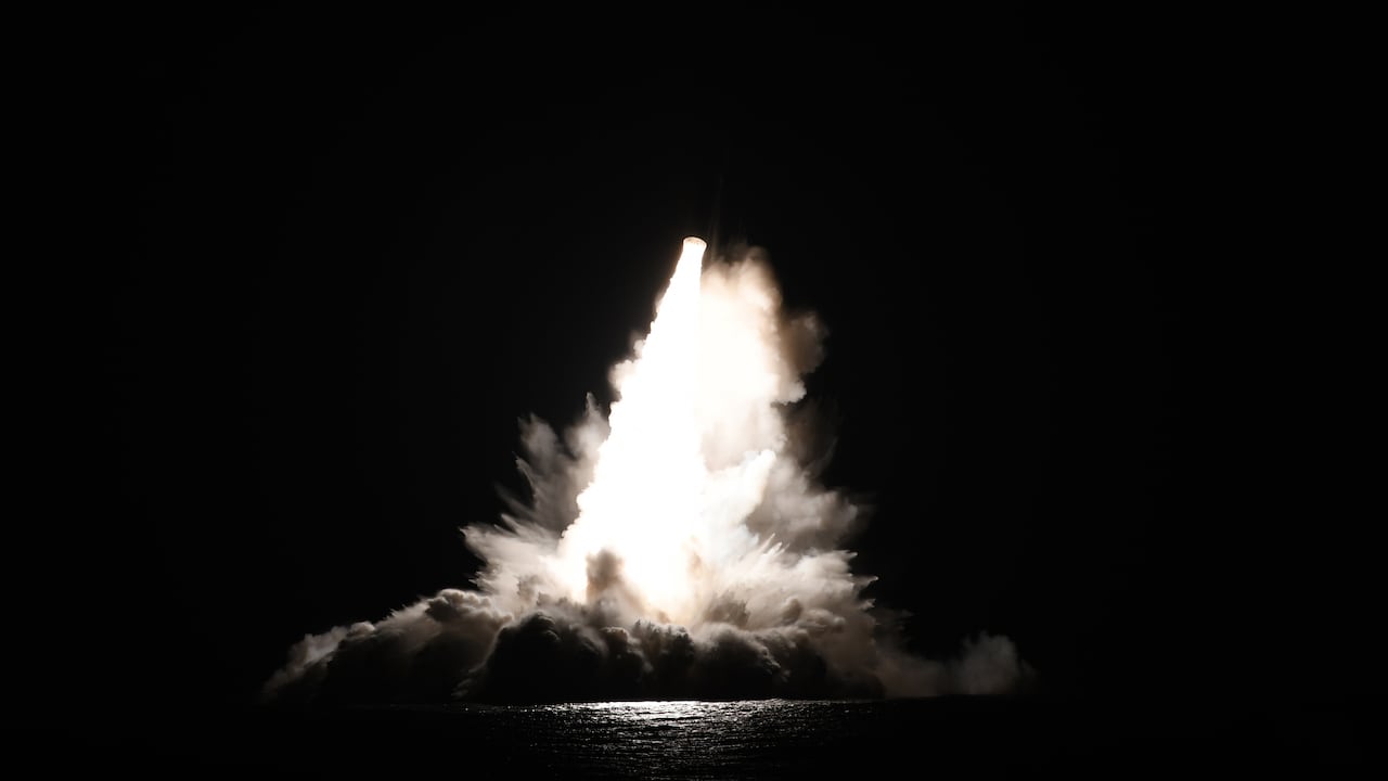 Un misil Trident II D5 Life Extension (D5LE) desarmado se lanza desde un submarino de misiles balísticos (SSBN) de clase Ohio frente a la costa de Florida.