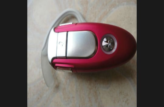 Nunca hable por celular mientras maneja. Para esto, lo mejor es que use  un manos libres. Este modelo de Motorola es una buena opción ya que no tiene cables que la incomoden a la hora de conducir. 