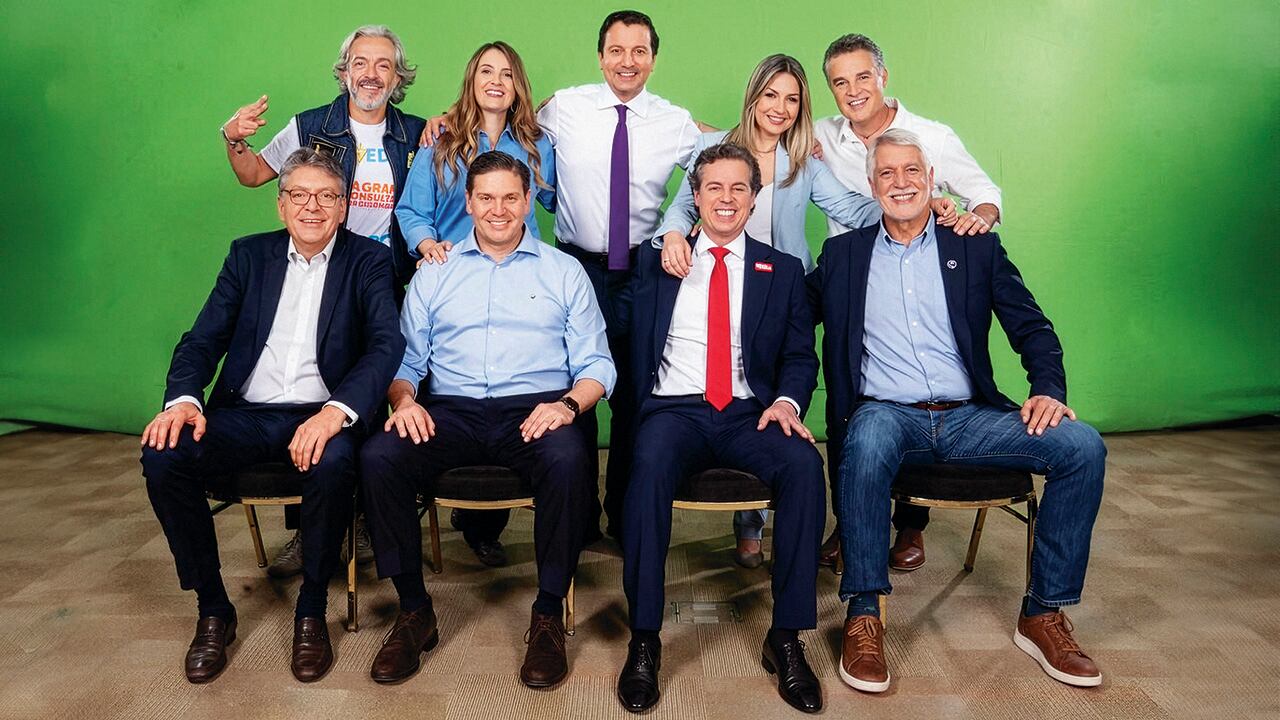 De pie, de izquierda a derecha: Juan Daniel Oviedo, Paloma Valencia, David Luna, Vicky Dávila y Aníbal Gaviria. Sentados, en el mismo orden: Mauricio Cárdenas, Juan Carlos Pinzón, Juan Manuel Galán y Enrique Peñalosa forman parte de la Gran Consulta por Colombia.