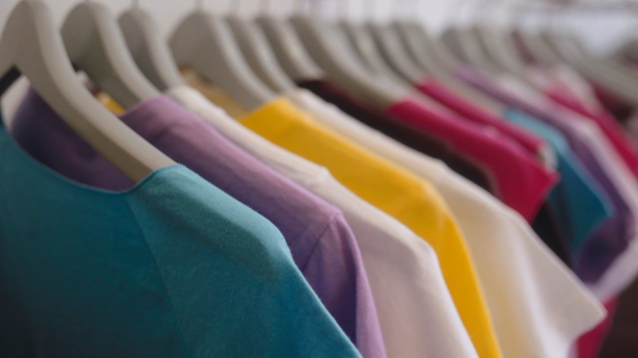 Tenga en cuenta cuál es el orden ideal para su ropa en el closet.