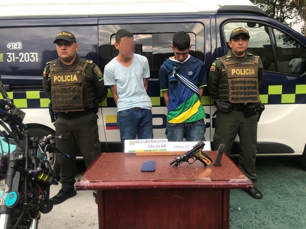 A los capturados se les halló un arma y un celular robado.