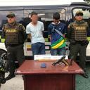 A los capturados se les halló un arma y un celular robado.