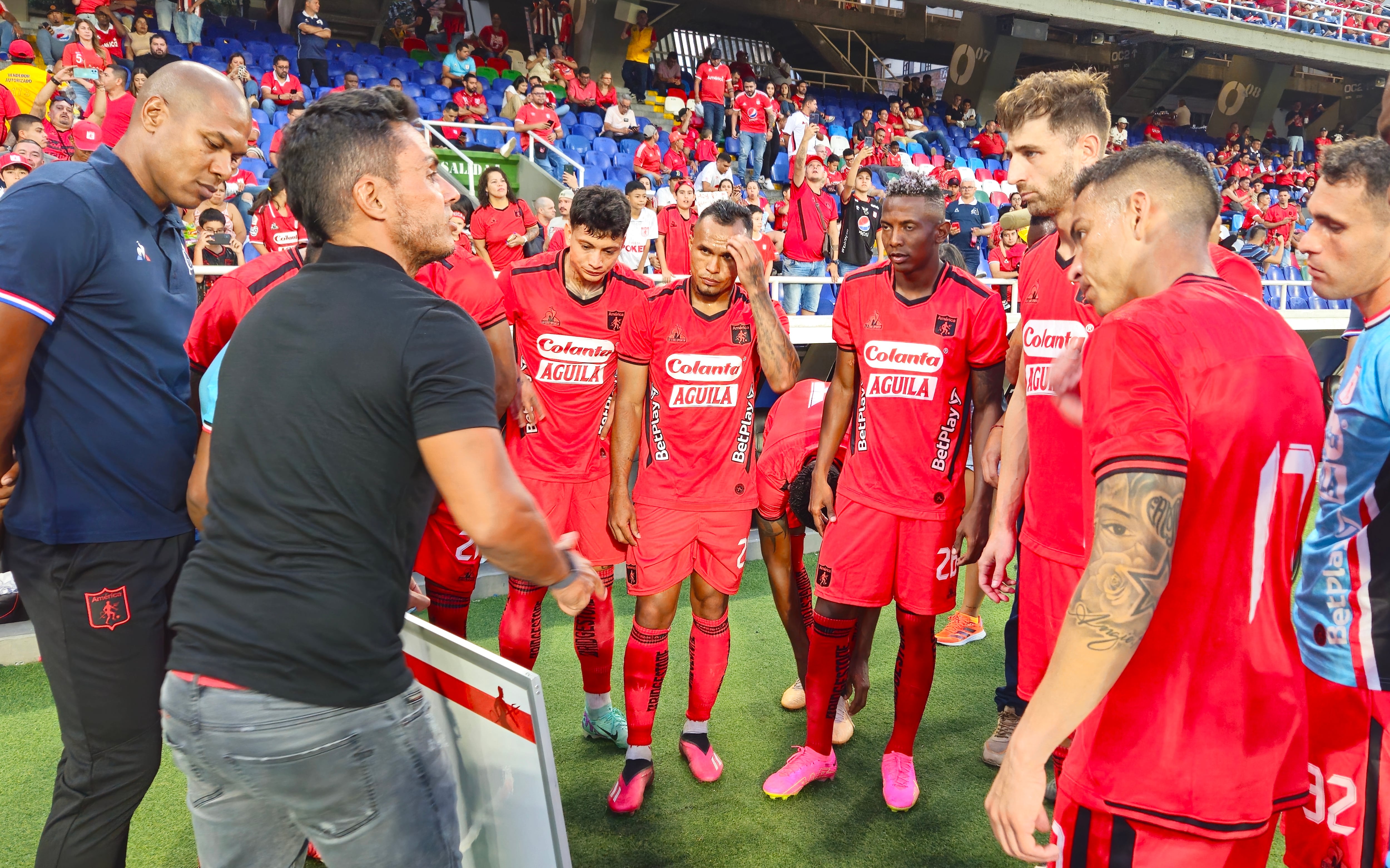 En el estadio Pascual Guerrero , partido amistoso América  de Cali vs Cerró Porteño del Paraguay