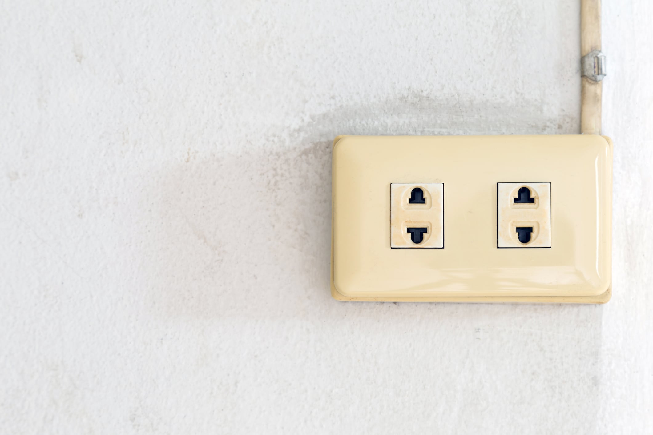 Consejos para limpiar enchufes sucios y que queden como nuevos (y sin manchas amarillas).