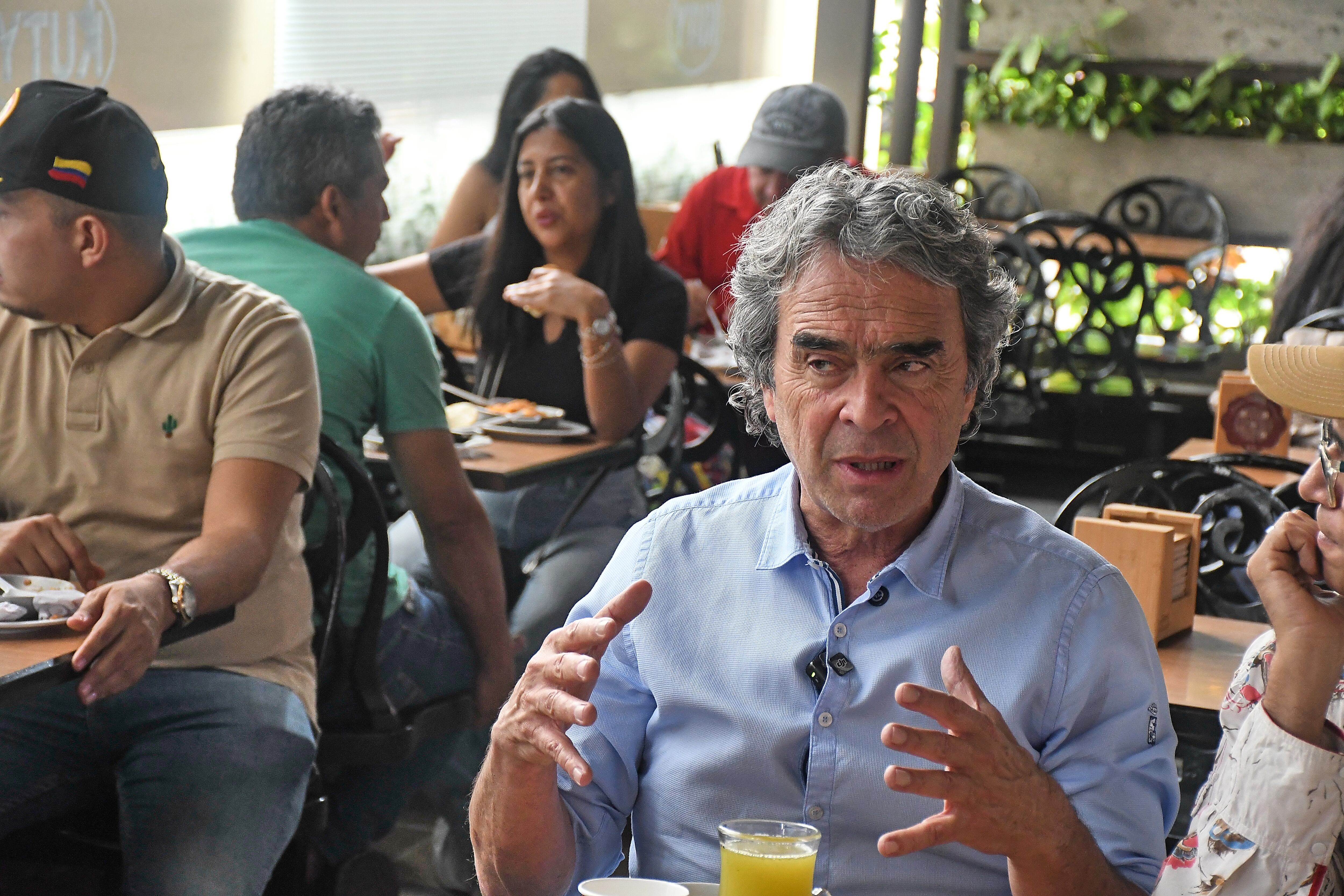Sergio Fajardo y Jorge Robledo, en campaña por Cali, Panaderia Kuty.