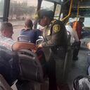 Policía en Barranquilla monitorea las rutas y hace registros y solicitudes de antecedentes a pasajeros y transeúntes.