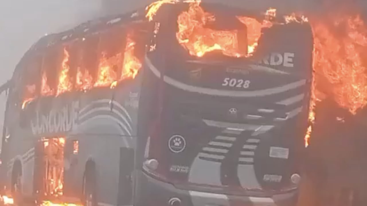 El bus incinerado en la vía Cúcuta-Bogotá.