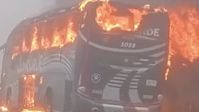 El bus incinerado en la vía Cúcuta – Bogotá.