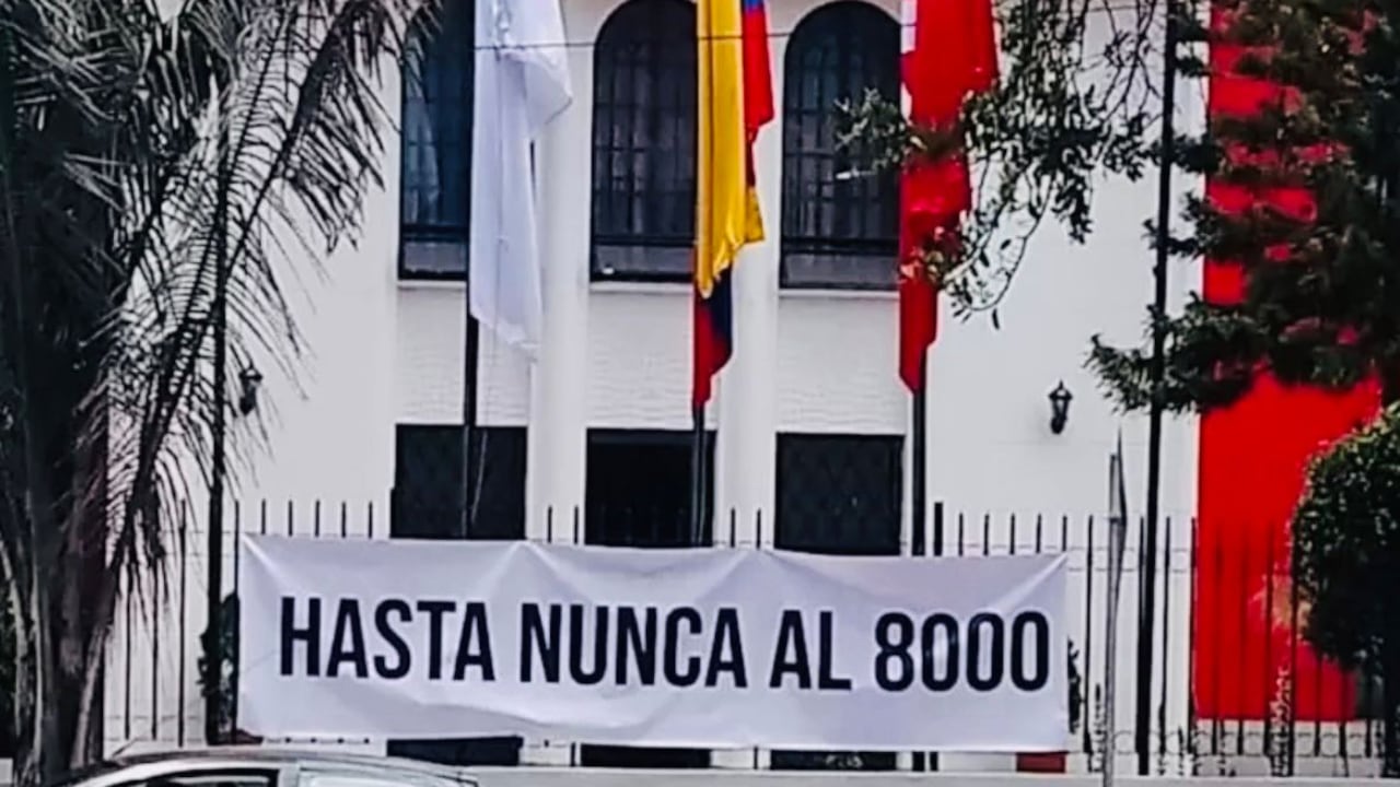 Valla que se instaló en la sede del Partido Liberal en Bogotá.