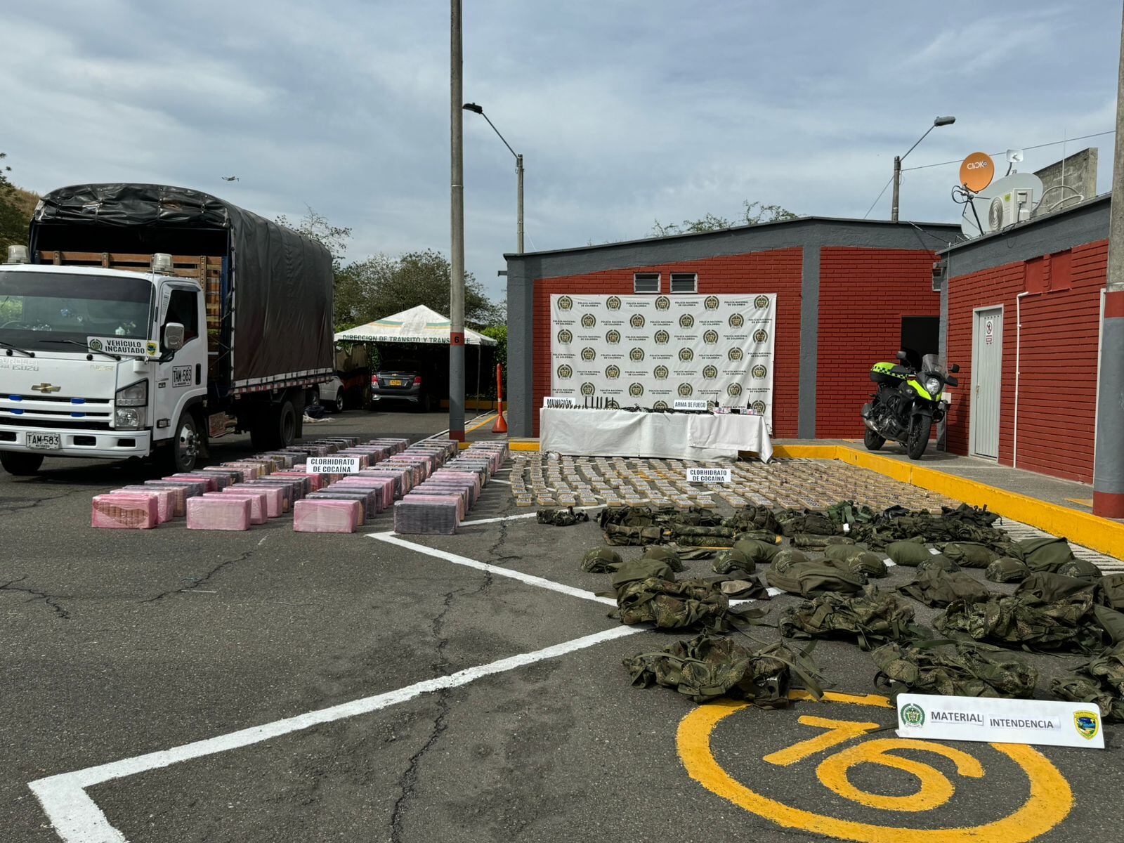 Los criminales tenían en su poder estupefacientes como clorhidrato de cocaína, con un peso bruto de 1.170 kilogramos, los cuales se encontraban al interior de 25 cajas de cartón que estaban guardados en la parte trasera del vehículo en el que se movilizaban.