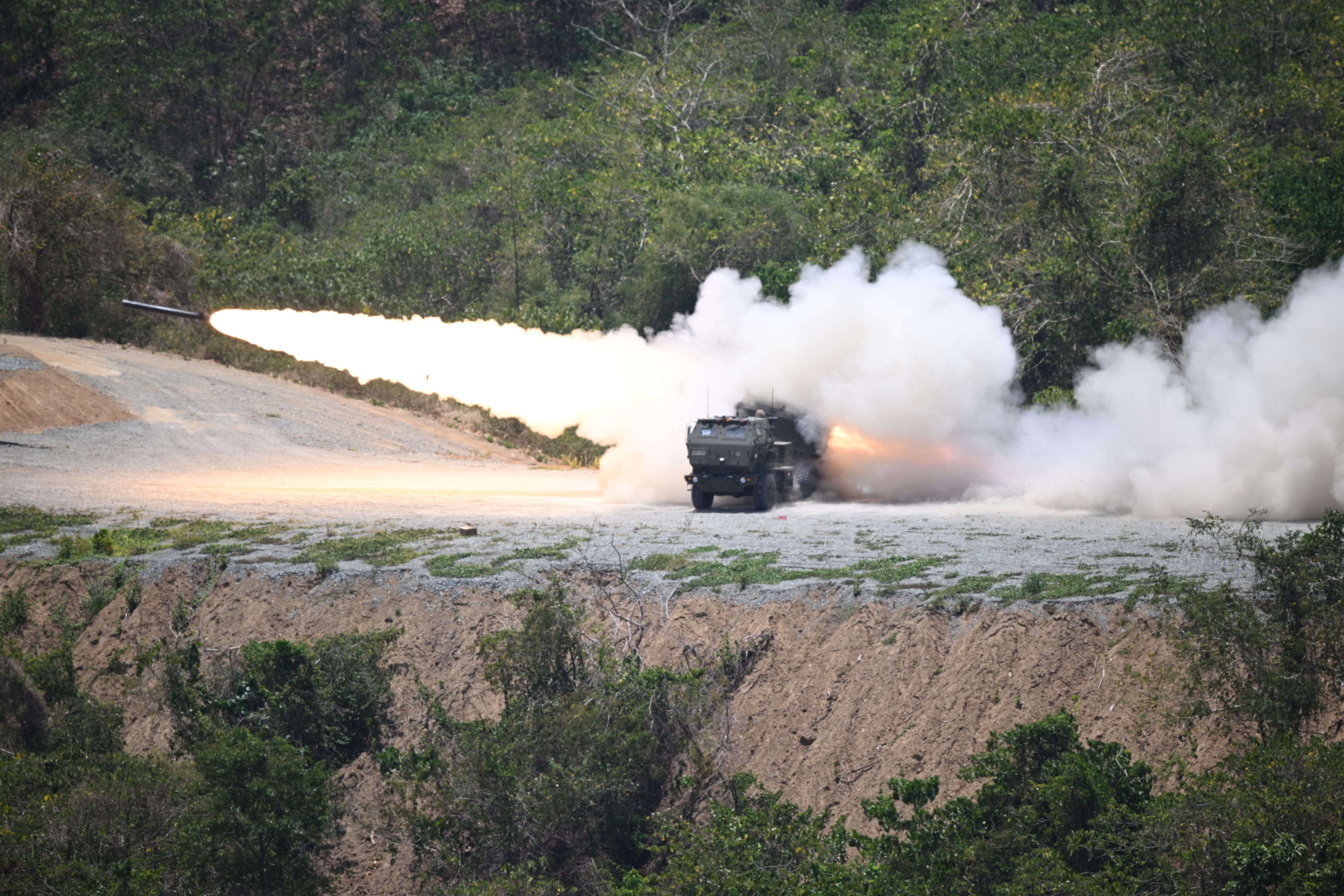 Un sistema de cohetes de artillería de alta movilidad (HIMARS) del ejército estadounidense es disparado como parte de un ejercicio de fuego real durante un ejercicio conjunto entre los ejércitos de Filipinas y Estados Unidos en Fort Magsaysay