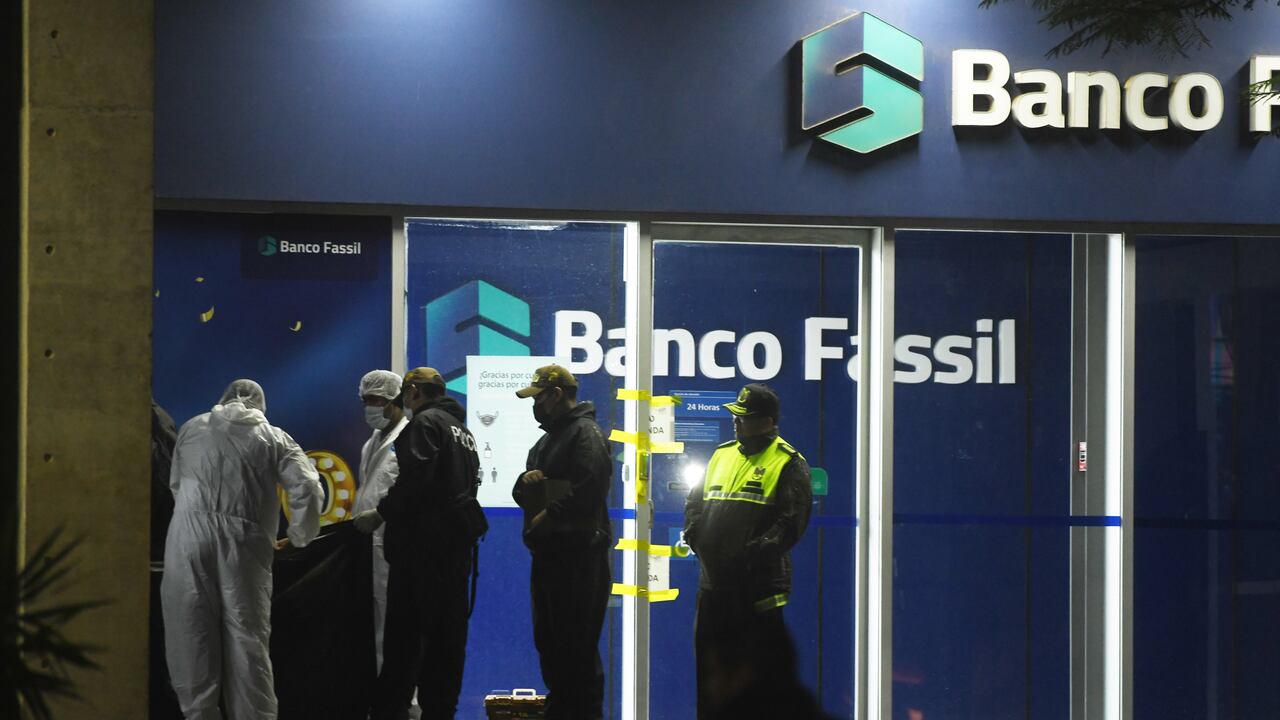 Una unidad especial retira el cuerpo de Carlos Alberto Colodro luego de que cayera del piso 14 del edificio, según un comunicado oficial.