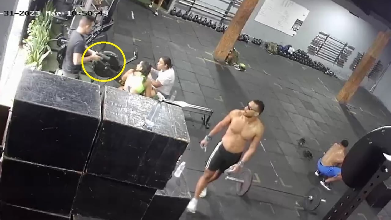 Así captó el hecho una cámara de seguridad del gimnasio.