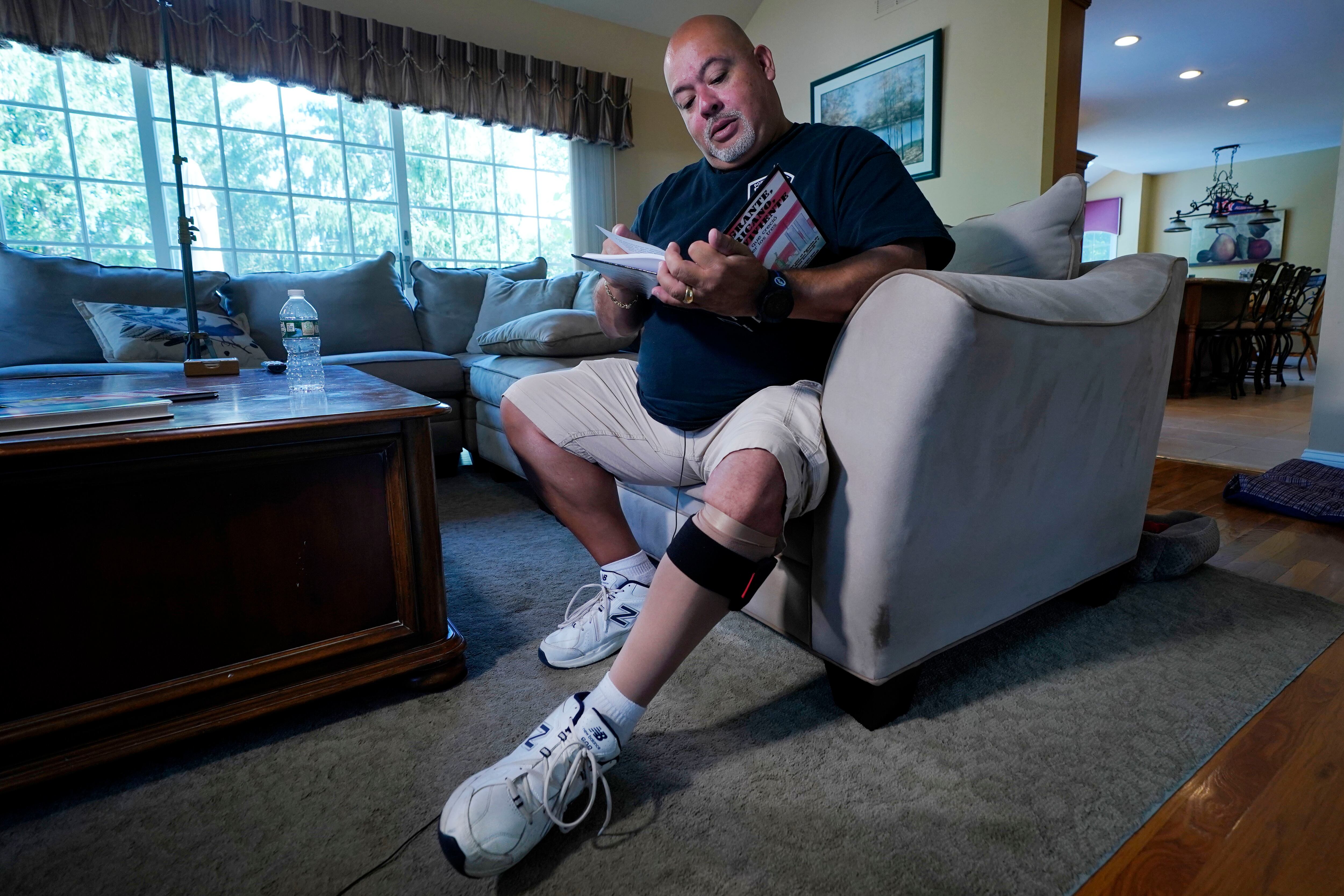Herido en el 11S, Jimeno usa una media de compresión y un brazalete en su pierna izquierda. (AP Foto/Richard Drew)