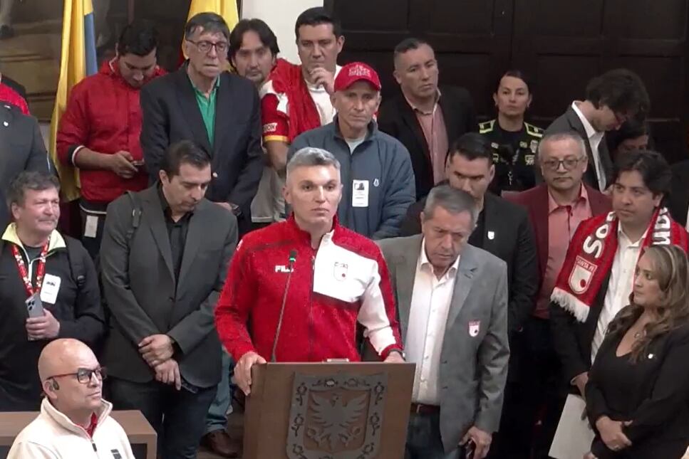 Daniel Torres, capitán de Santa Fe, rindió un minuto de silencio en el Concejo de Bogotá por la muerte de Daniel Garrido, mejor amigo del jugador Edward López.