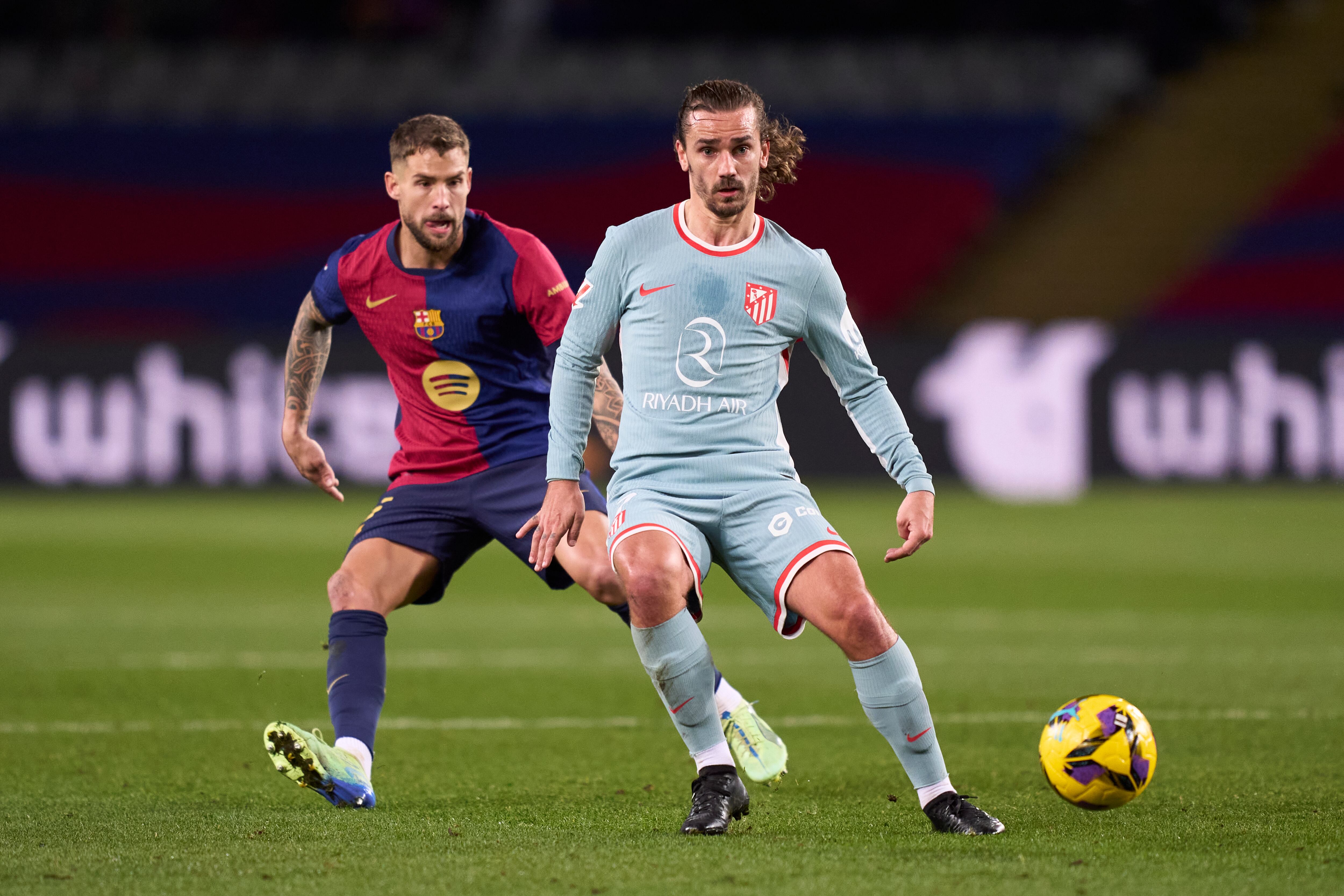 BARCELONA, SPAIN - DECEMBER 21: Inigo Martinez of FC Barcelona competes for the ball with Antoine Griezmann of Atletico de Madrid during the LaLiga EA Sports match between FC Barcelona and Atletico de Madrid at Estadi Olimpic Lluis Companys on December 21, 2024 in Barcelona, Spain. (Photo by Pedro Salado/Getty Images)