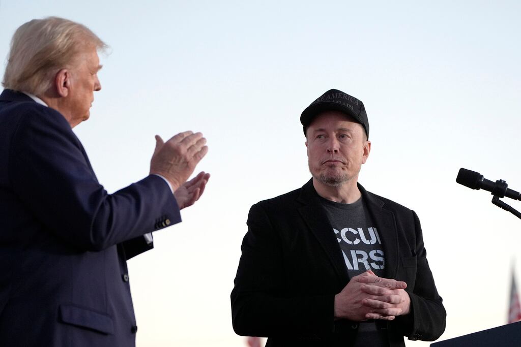 En esta imagen de archivo, el entonces candidato republicano a la presidencia de Estados Unidos, Donald Trump (izquierda), aplaude al director general de Tesla y SpaceX, Elon Musk, tras un discurso en un acto electoral en Butler Farm Show, el 5 de octubre de 2024, en Butler, Pensilvania. (AP Foto/Alex Brandon, archivo)