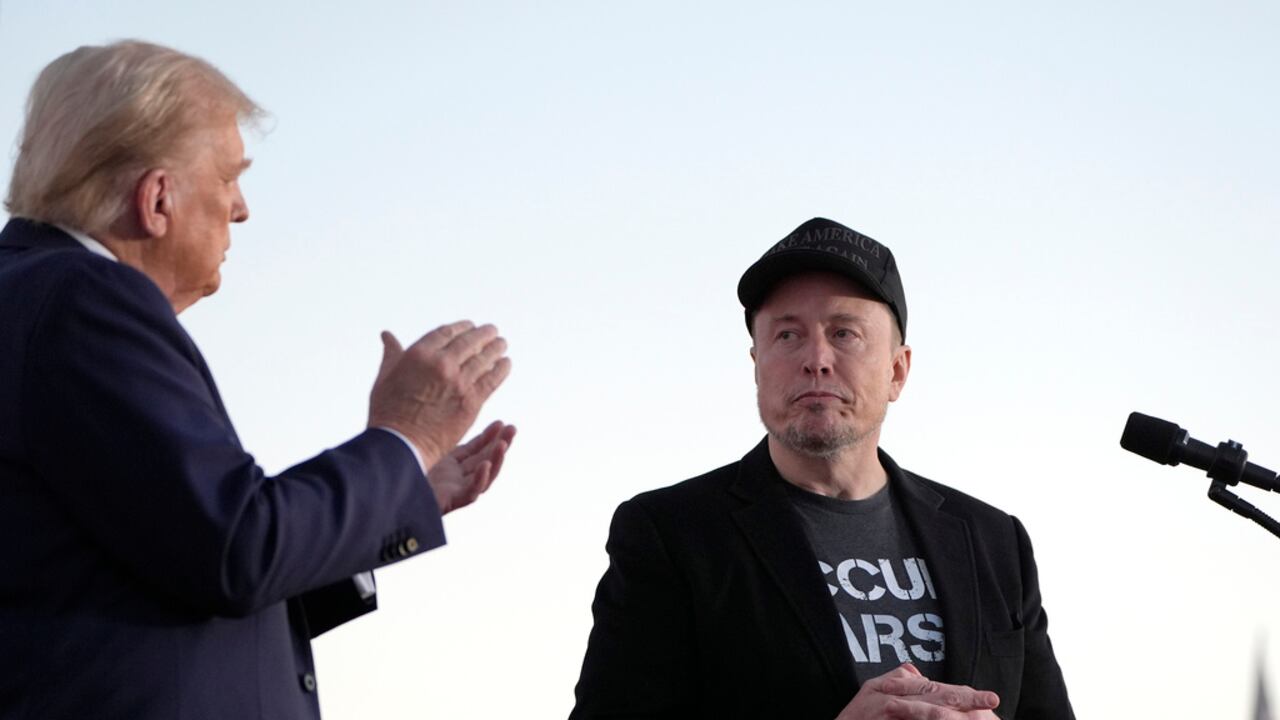En esta imagen de archivo, el entonces candidato republicano a la presidencia de Estados Unidos, Donald Trump (izquierda), aplaude al director general de Tesla y SpaceX, Elon Musk, tras un discurso en un acto electoral en Butler Farm Show, el 5 de octubre de 2024, en Butler, Pensilvania. (AP Foto/Alex Brandon, archivo)