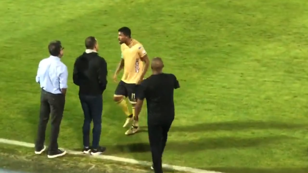 Marrugo y Osorio se dijeron de todo en la banda cuando el partido ya estaba 2-0