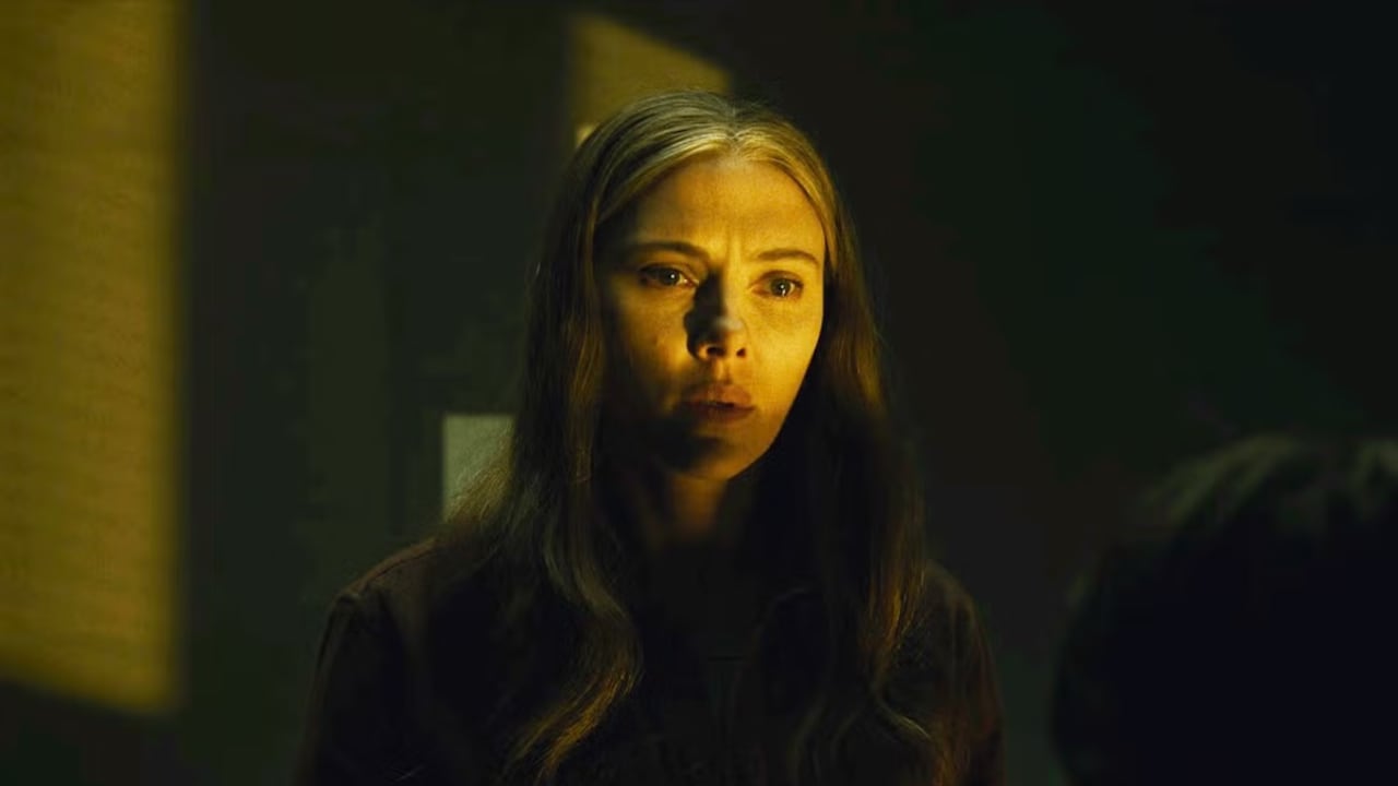 Scarlett Johansson lidera el reparto de ‘El Exorcista: Mártires’ junto a los colombianos John Leguizamo y Sasha Calle.