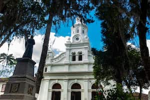 Plaza central y la Basílica Menor de la Inmaculada Concepción en Salamina, Caldas.