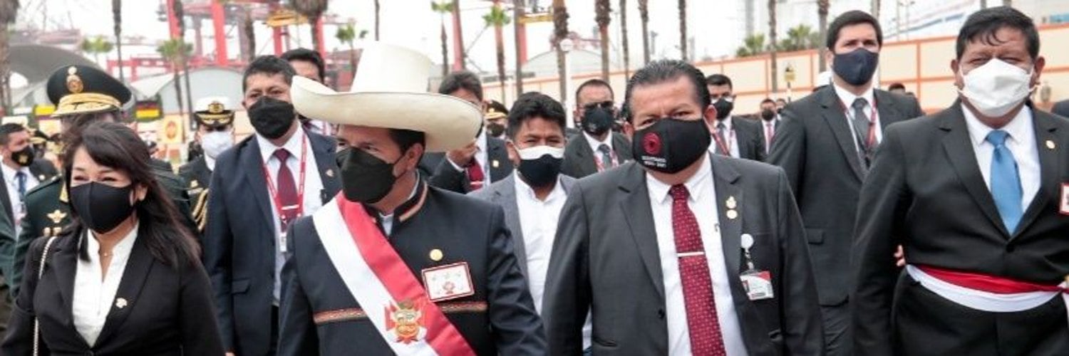 El cuestionado secretario, Bruno Pacheco, alegó que "el dinero es producto de sus ahorros y del sueldo que percibe (como funcionario del gobierno de Pedro Castillo), que asciende a 25.000 soles" (unos 4.250 dólares mensuales).