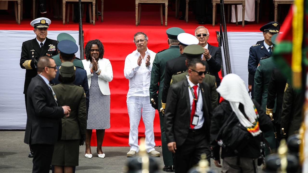 El presidente llegó más de dos horas tarde al desfile.