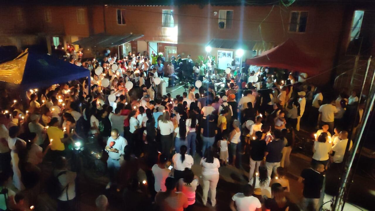 La familia y vecinos de la menor asesinada en Villagorgona se reunieron para orar por su descanso.