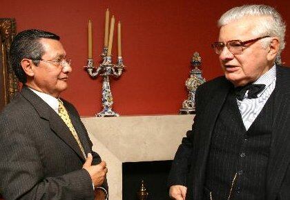 Uribe exaltó las condiciones de Turbay con grupos guerrilleros. Aquí el exmandatario conversa con Rosemberg Pabóny en medio de uno de esos acuerdos.