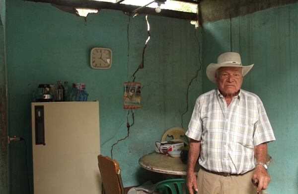 Hay muchas familias en Villarrica que viven en casa a punto de caerse pero prefieren vivir entre las grietas que en la calle. Foto: Pablo Andrés Monsalve