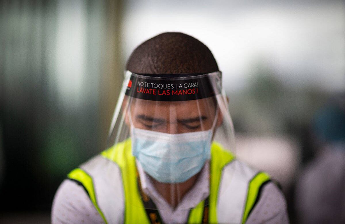 Hay varias piezas informativas y señales instaladas en diferentes lugares del aeropuerto con indicaciones sobre lavado de manos, uso de gel antibacterial, distanciamiento social y uso obligatorio del tapabocas. Foto: Esteban Vega/SEMANA