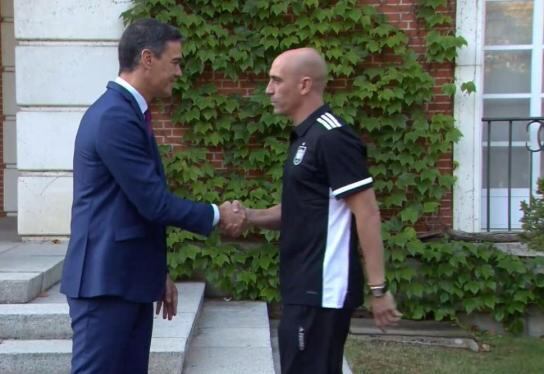 El presidente de España, Pedro Sánchez, con Luis Rubiales.