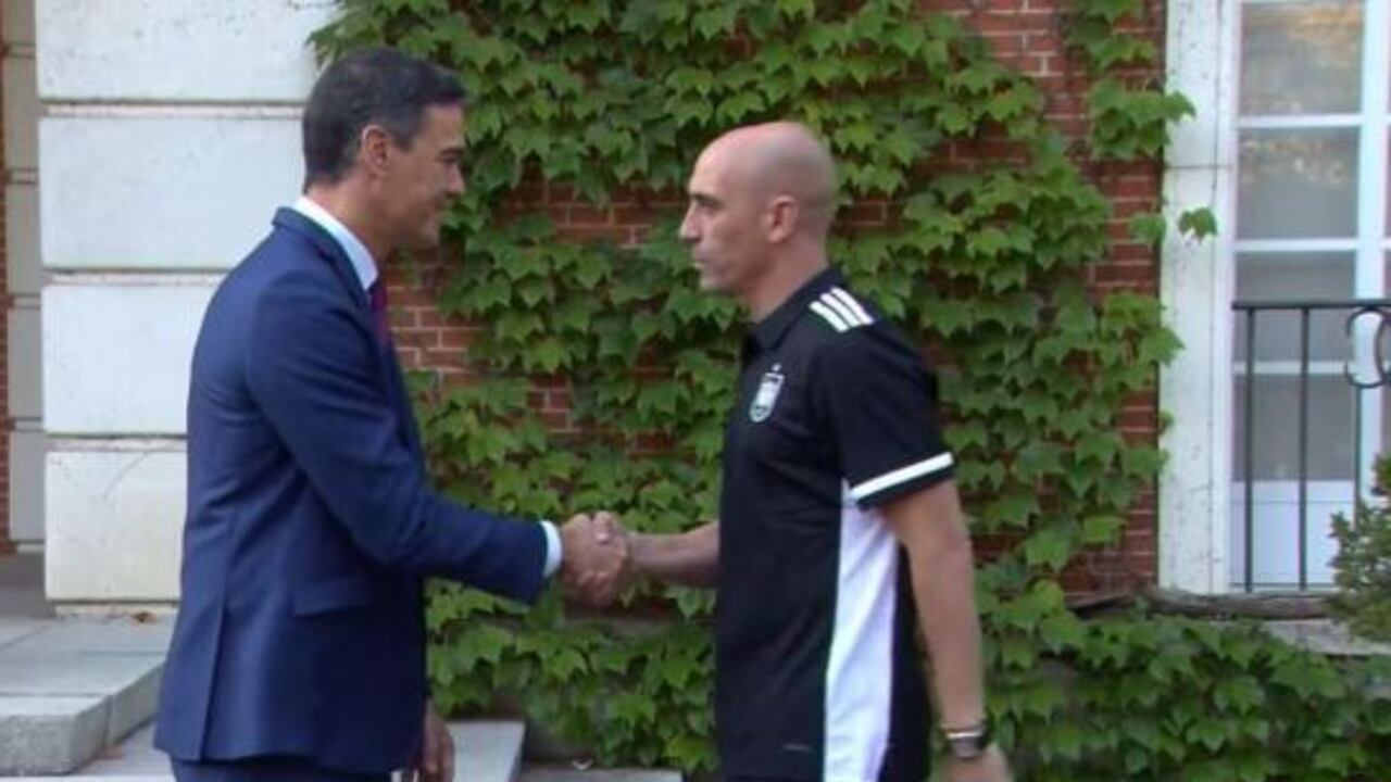 El presidente de España, Pedro Sánchez, con Luis Rubiales.