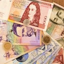 Billetes y monedas de peso colombiano. Bogotá, Colombia 05/2017