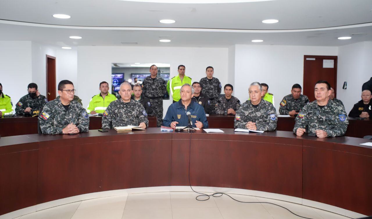 El ministro del Interior de Ecuador, Patricio Carrillo junto al mando policial informó sobre los últimos acontecimientos en el marco de las protestas en Pastaza.