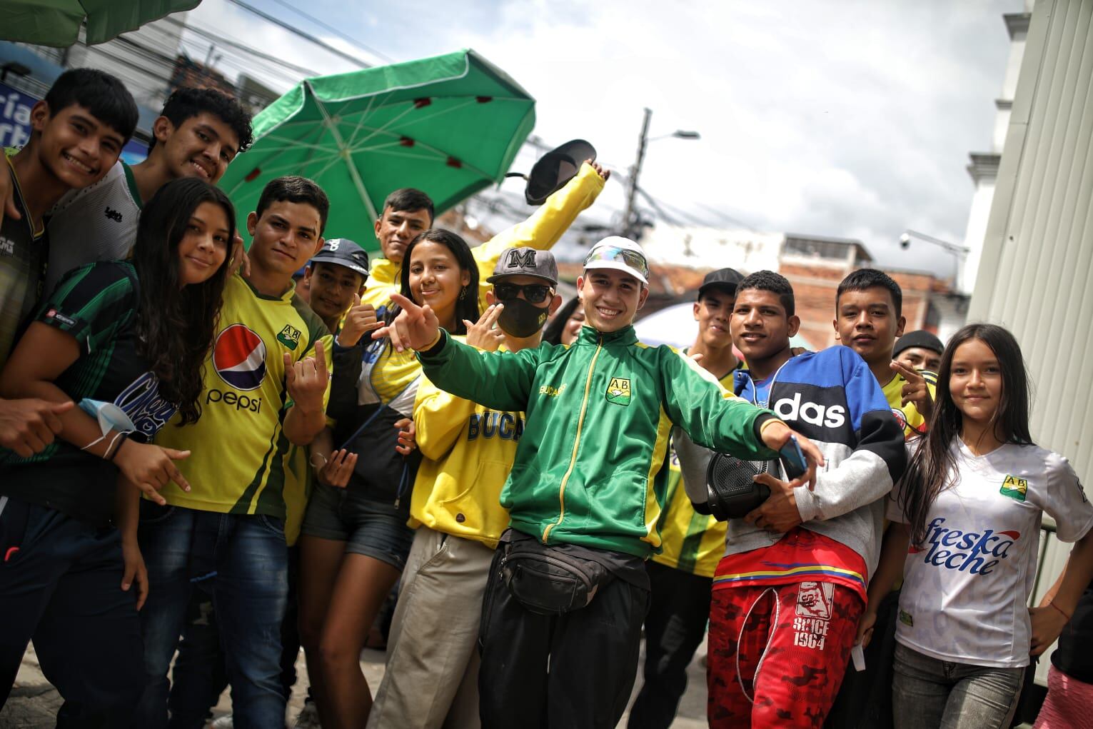 Piedecuesta, Santander. Miércoles 8 de junio de 2022. Amigos del niño de 13 asesinado a cuchillo, el día de su funeral.