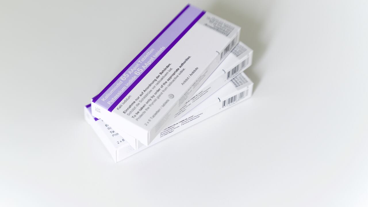 El yoduro de potasio es una sal cristalina usada en fotografía y tratamiento por radiación.